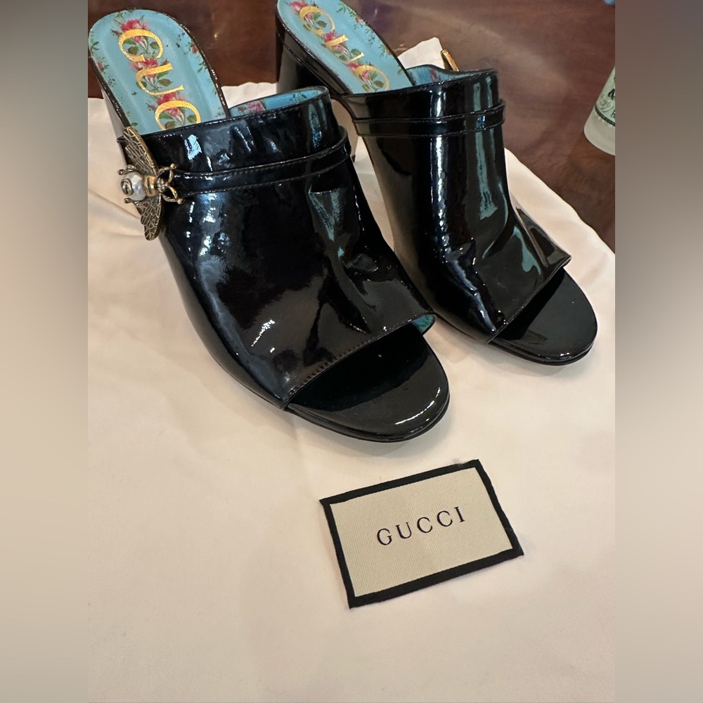 NWOB Gucci Black Patent Leather sandals with Bee Hardware Size 40